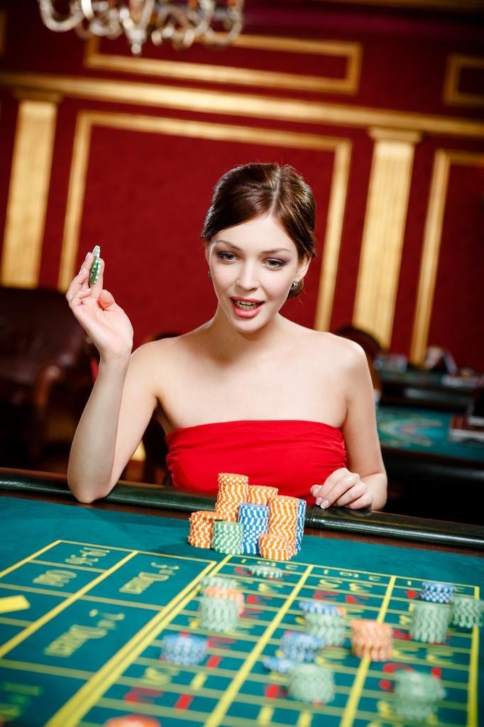 Multi-player table in action mpo500 asli Capsa Susun multiplayer table with players